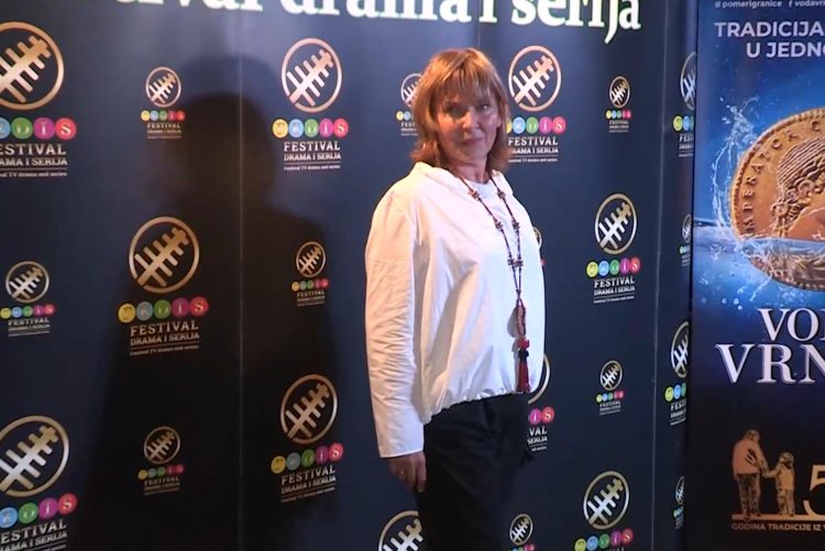 ZBOG NJENE REČENICE SVI SU ZASTALI Vesna Trivalić pozirala fotografima, a onda im se obratila neočekivanim pitanjem (VIDEO)