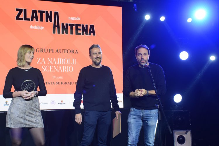 ZLATNA ANTENA za najbolji scenario grupi autora TV serije MAMA I TATA SE IGRAJU RATA